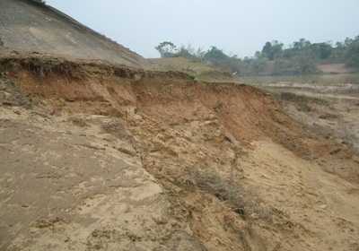 Hà bá “nuốt” làng sau lũ  - 9